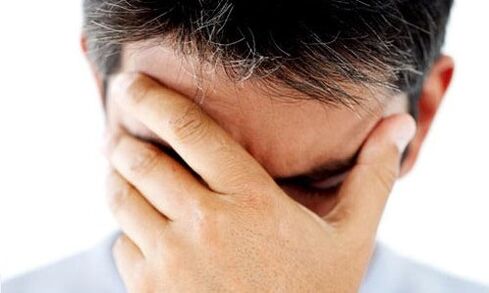 Ein Mann denkt über die Behandlung einer Prostatitis nach